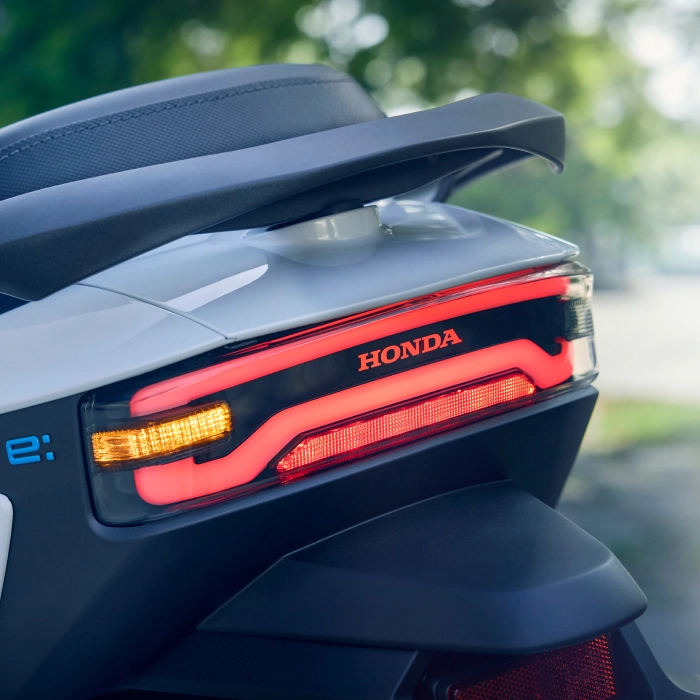 Tampilan belakang yang modern dengan garis lampu LED tegas, memberikan sinyal lebih jelas dan mewah.